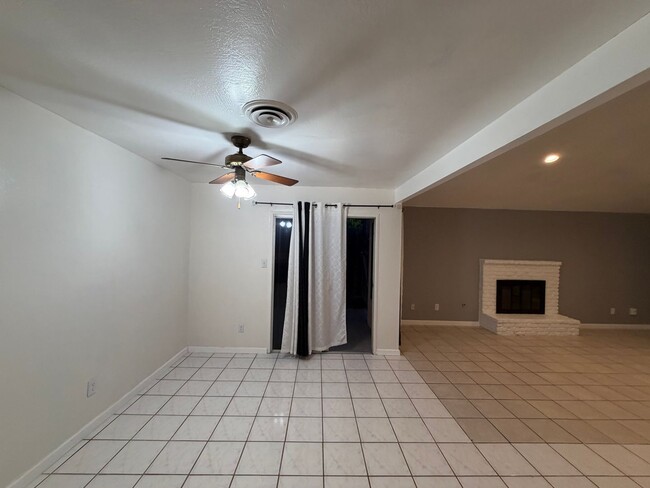 Building Photo - Move in ready 3 Bd 2BA home in upper NE Bakersfield