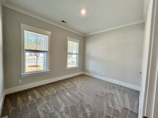 Building Photo - 1214 Laurel Oak Ave
