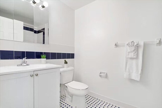 Building Photo - 330 River St