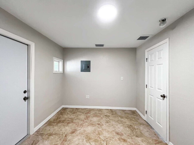 Building Photo - Coastal Comfort Meets Everyday Living – 1B...