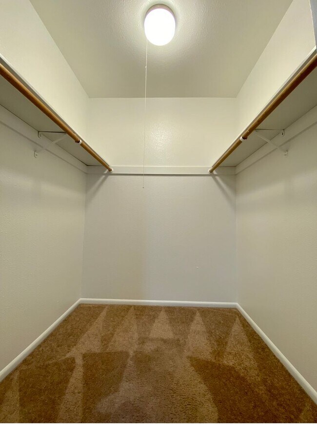 Building Photo - Vintage Main Floor 2 Bedroom in Hollywood ...