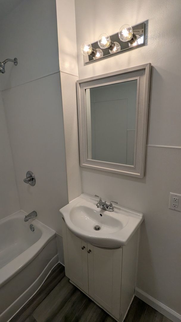 Building Photo - 2 bedroom available in Evansdale