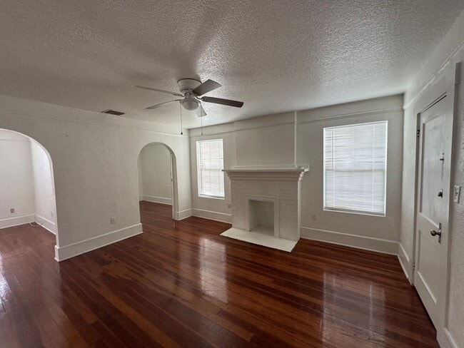 Building Photo - 434 E Tillman Ave