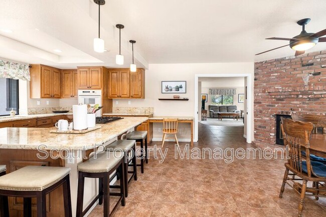 Building Photo - 1028 Capra Way