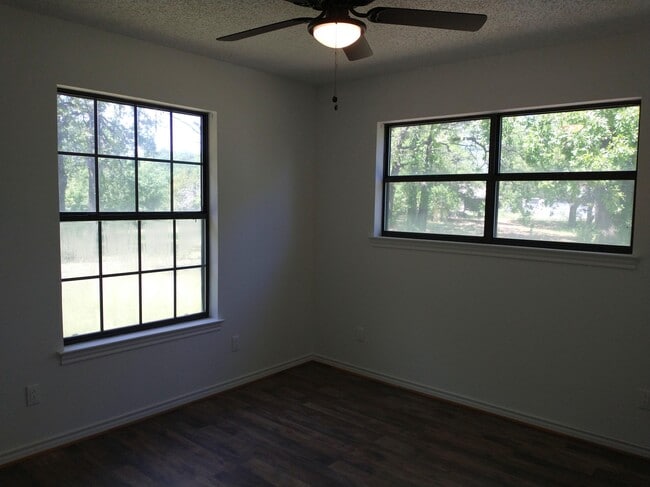 Building Photo - 606 Hillcrest Cir