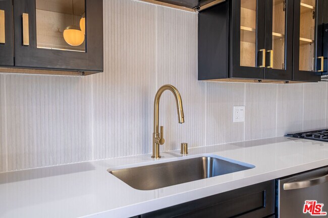 Building Photo - 216 N Catalina Ave