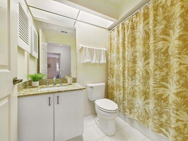 Building Photo - Furnished Seasonal or Annual Rental in Pipers Grove – 3BR Townhome with Lake View