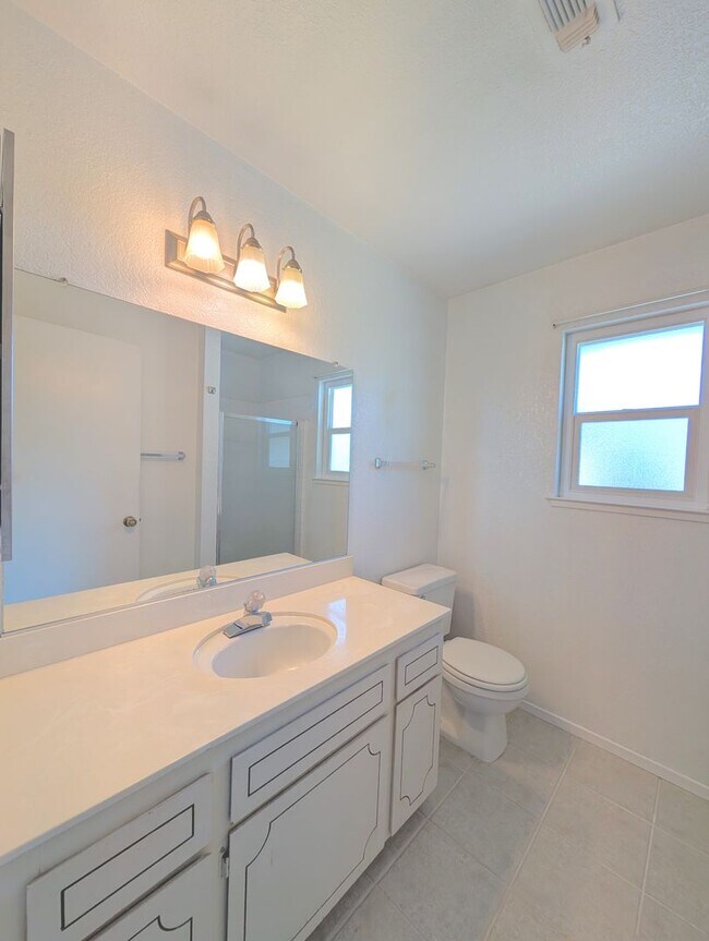 Building Photo - Gorgeous Single Family Home!
