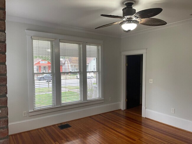 Building Photo - Sylvan Park bungalow, 4508 Park Ave.  2br,...