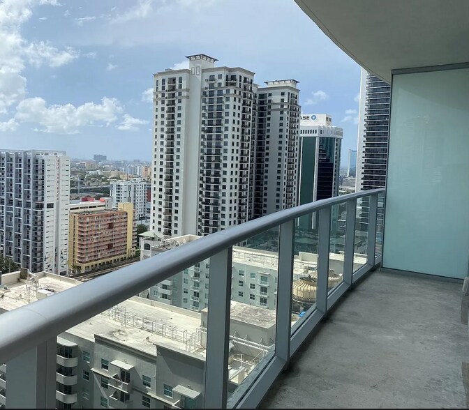 Building Photo - 1100 S miami Ave