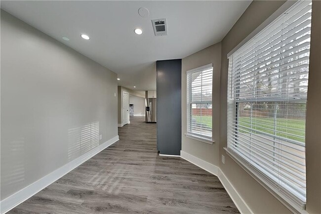 Building Photo - 104 Silvergrass Dr