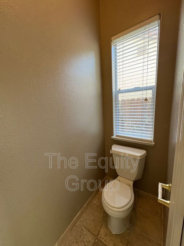 Building Photo - 2511 S Peppertree St