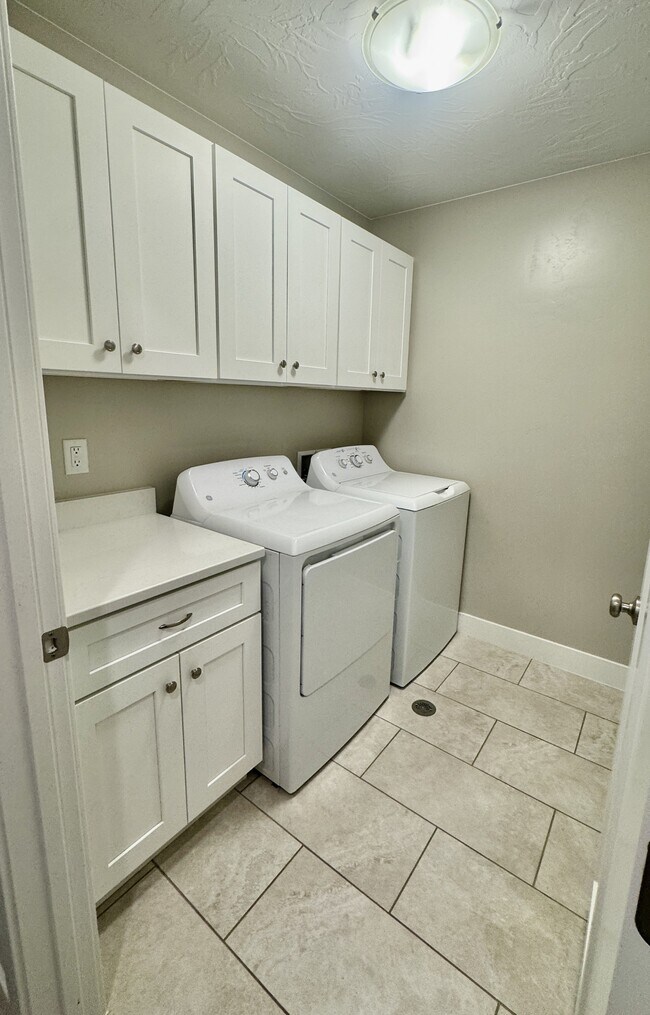 Building Photo - 2261 S Tonaquint Dr