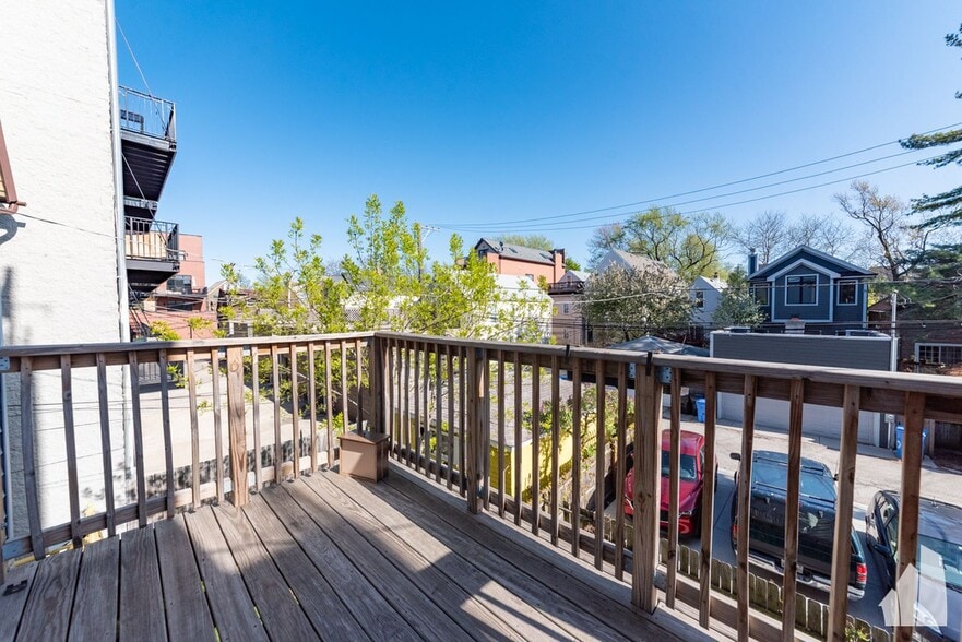 Building Photo - 1431 W Belmont Ave