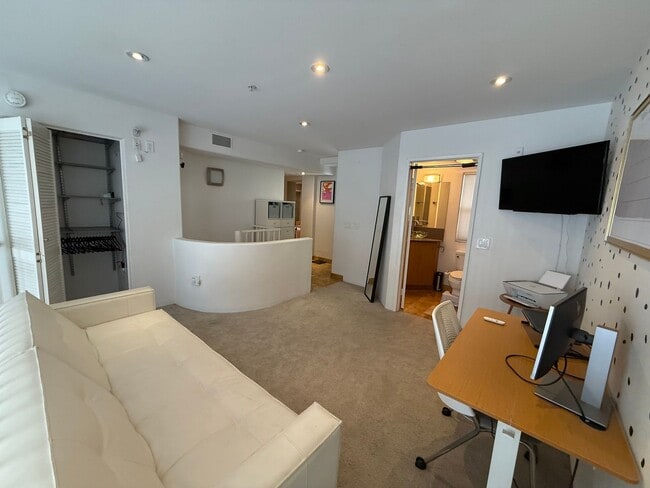Building Photo - Charming Loft - 2 bed/ 2.5 bath in prime d...