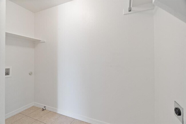 Building Photo - 905 Rocking Spur Cove