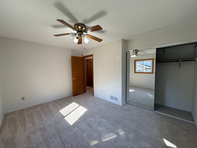 Building Photo - Woodbury 3 Bed 2 Bath Single Family Home