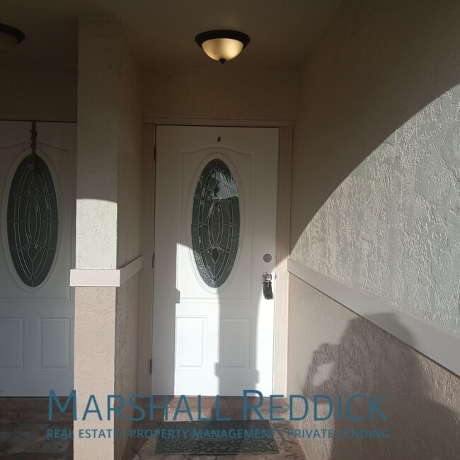 Building Photo - 2 bed 2 bath with a pool