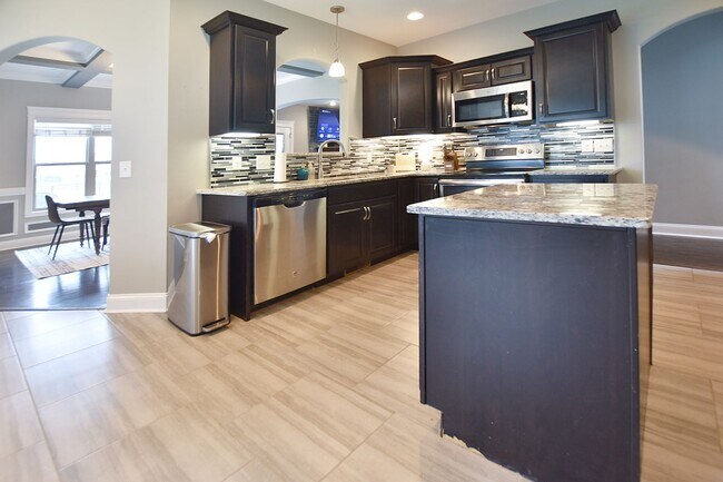 Building Photo - Pet Friendly Five Bedroom!