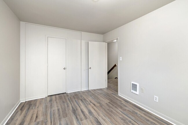 Building Photo - Newly Renovated 2 Bedroom Unit!