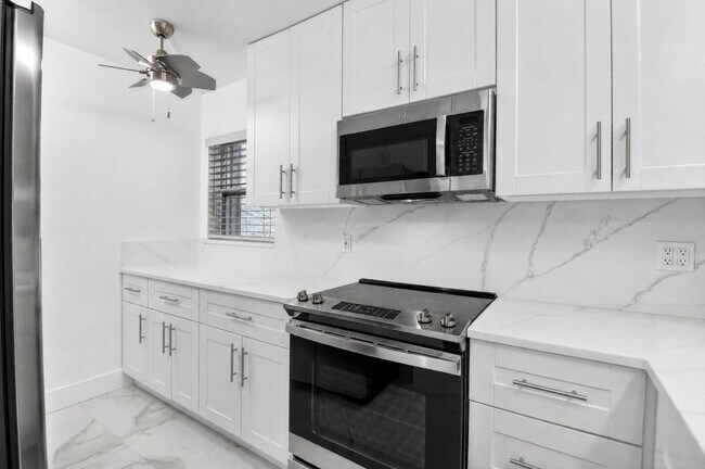 Building Photo - 2975 SW 22nd Ave