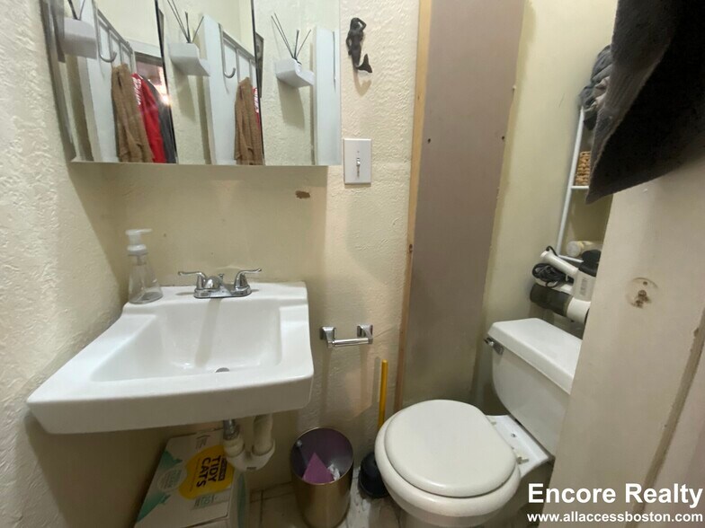 Building Photo - 24 Phillips St