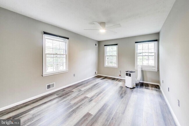 Building Photo - 1718 Crestview Dr