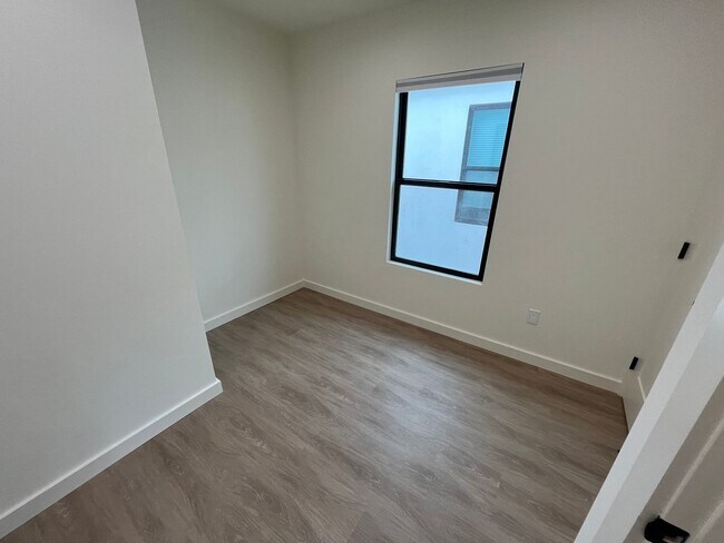 Building Photo - Newly Remodeled 2 Bed 1 Bath Unit in PB