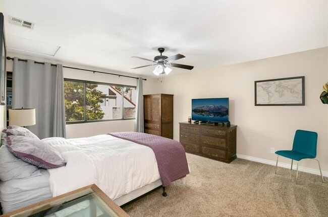 Building Photo - Beautifully Vista Upgraded Upstairs Corner Condo