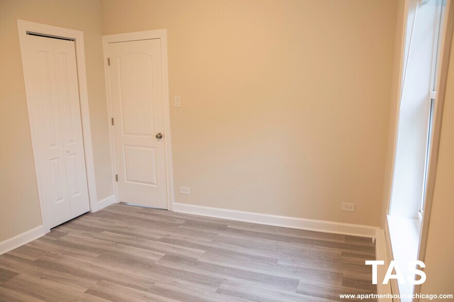 Building Photo - 644 W Roscoe St