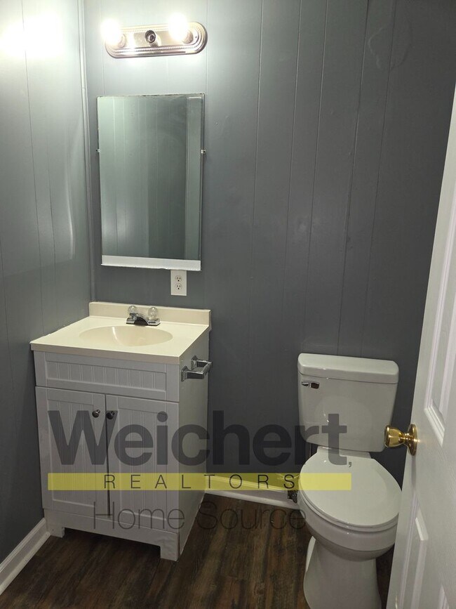 Building Photo - Freshly Updated 2-Bedroom on a Quiet Street