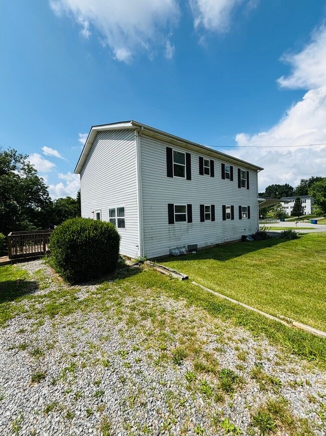 Building Photo - 355 Wakeman Ct NE