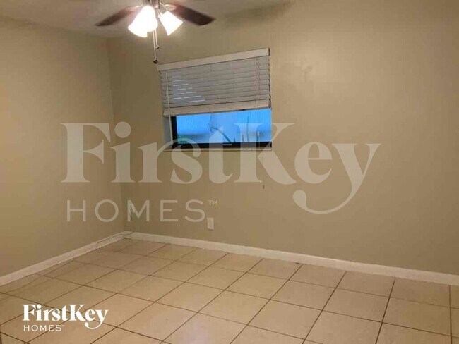 Building Photo - 1302 Crest Dr