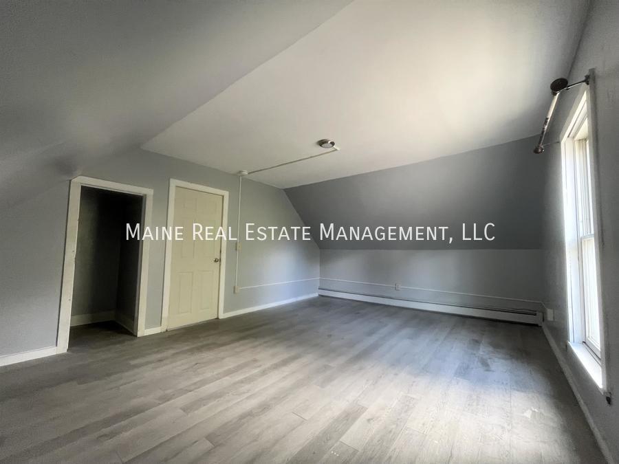 Building Photo - 554 S Main St