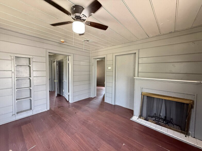 Building Photo - 1400 NE 27th St