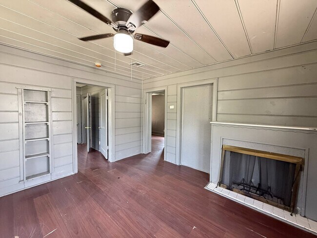 Building Photo - 1400 NE 27th St