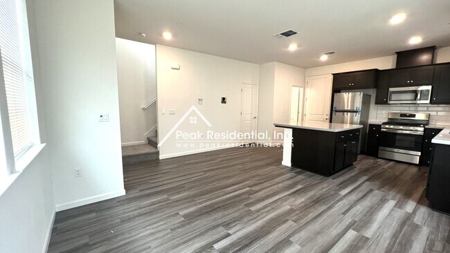 Building Photo - Newer 3bd/2.5ba North Natomas Townhouse with 2 Car Garage!