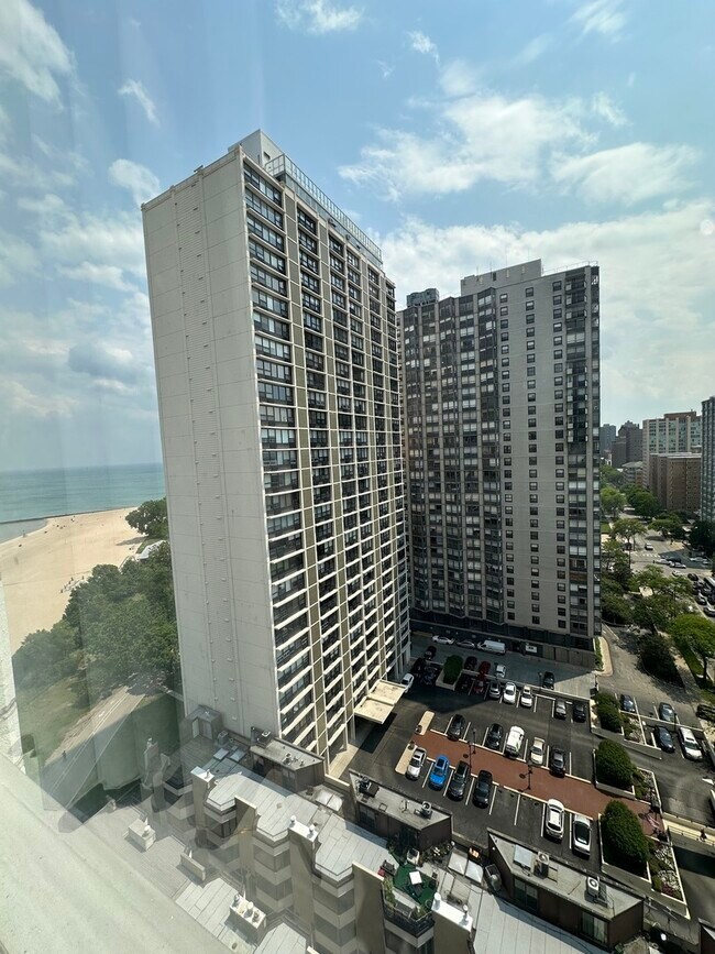 Building Photo - 5757 N Sheridan Rd