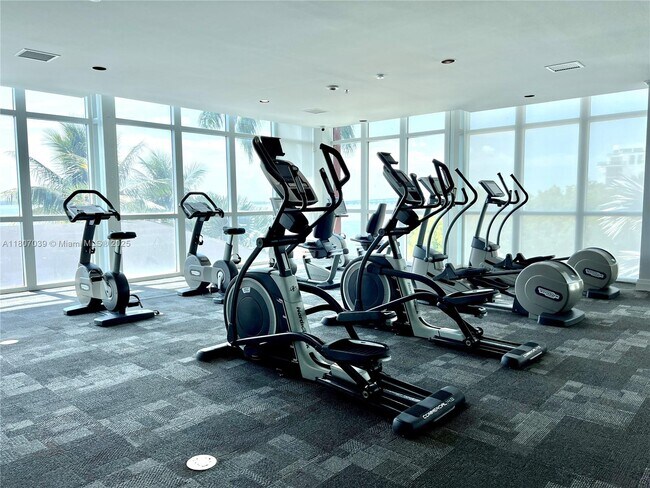 Building Photo - 1155 Brickell Bay Dr