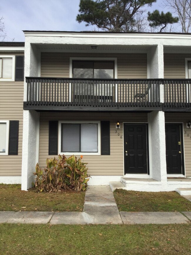Building Photo - Affordable Townhouse Close to Summerville HS