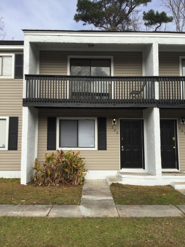 Building Photo - Townhouse Close to Summerville HS
