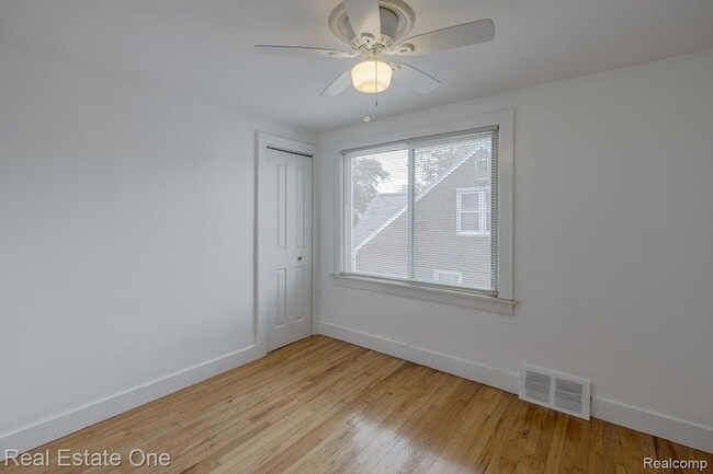 Building Photo - 122 W Houstonia Ave