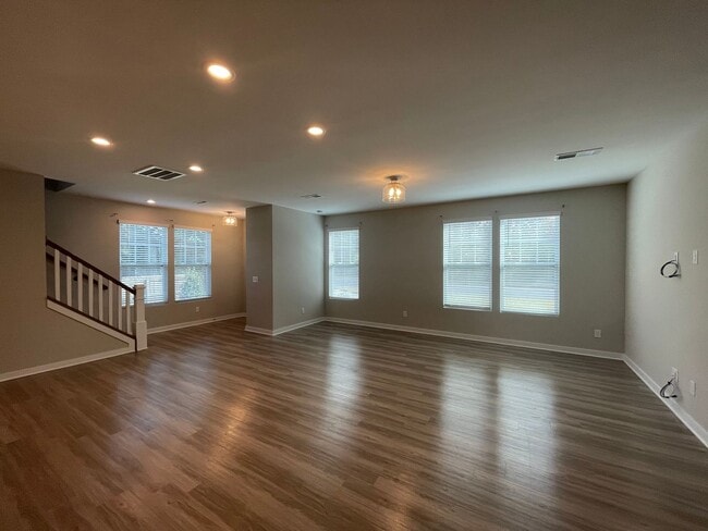 Building Photo - Beautiful Townhome located in Pineville, NC