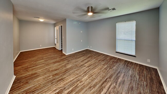 Building Photo - 3 Bedroom home with great back patio for e...