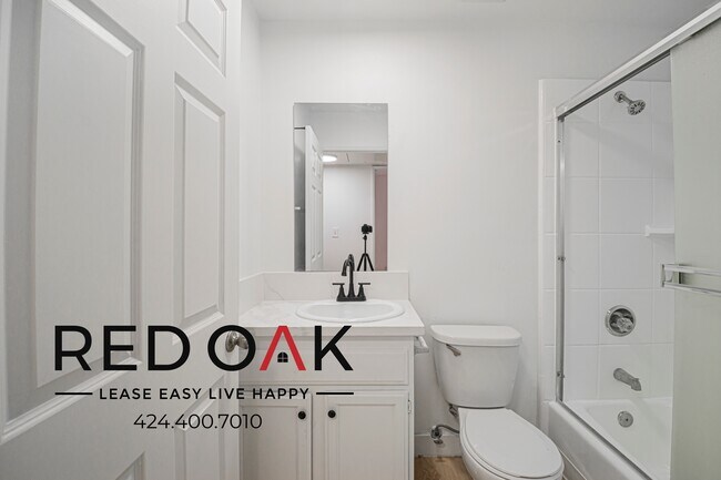 Building Photo - 4651 Cahuenga Blvd