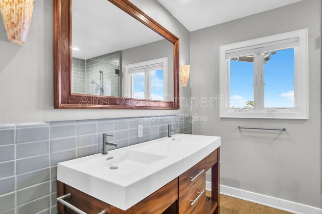 Building Photo - 5940 La Jolla Mesa Dr