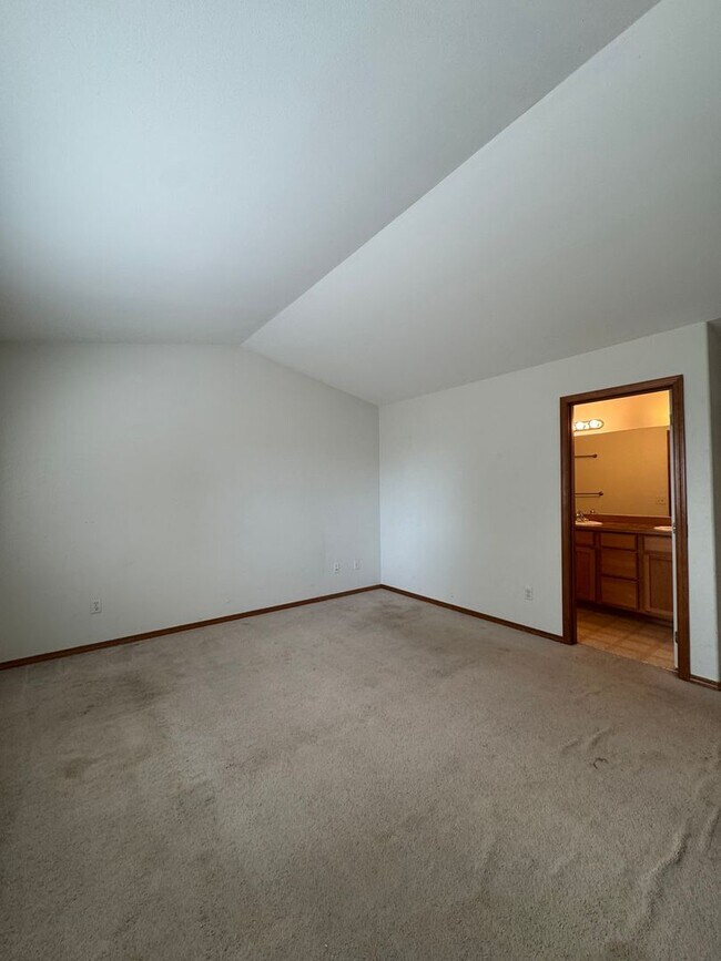 Building Photo - Spacious 4-Bedroom Home for Lease in Cul-de-Sac