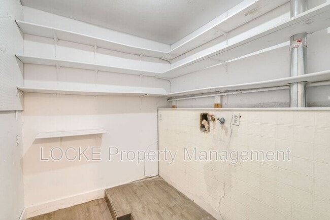 Building Photo - 311 Byron St