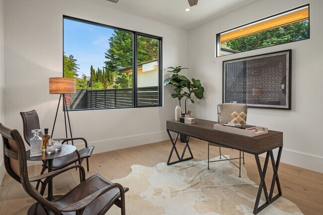 Building Photo - 7Bd/6Ba Bellevue Home