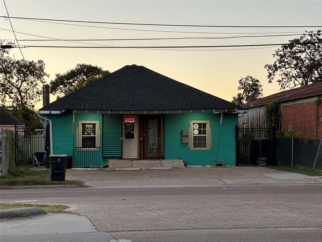 Building Photo - 304 Lockwood Dr